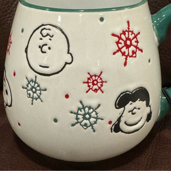 Snoopy Charlie Brown Lucy & Snowflakes Tear Drop Style Peanuts Christmas Mug - Picture 2 of 10